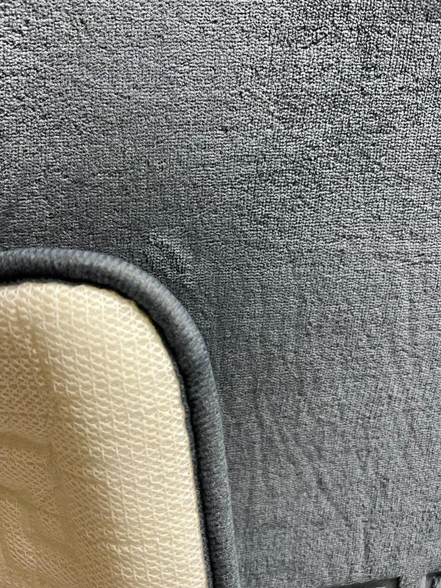 Juego de alfombrillas de baño con recorte gris claro